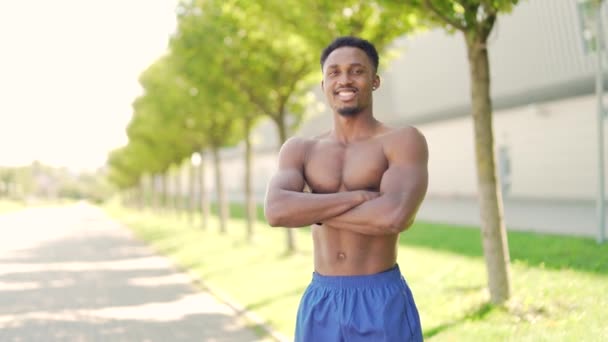 Porträt Selbstbewusster Afroamerikanischer Athlet Der Stadtpark Oder Stadion Steht Und — Stockvideo