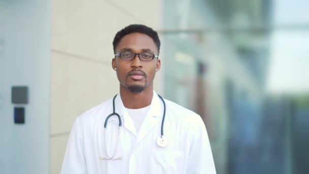 Close Retrato Médico Afro Americano Olhando Para Câmera Com Braços — Vídeo de Stock