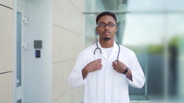 Primer Plano Retrato Médico Afroamericano Mirando Cámara Con Los Brazos — Vídeo de stock