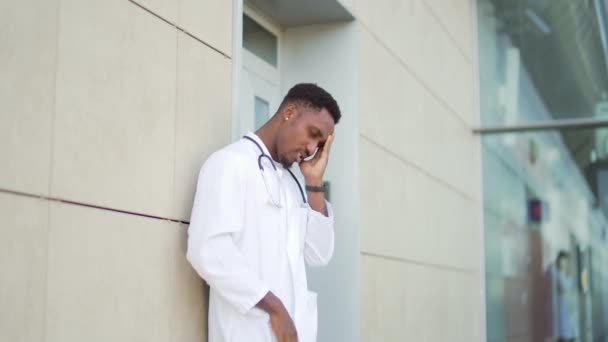 Ein Gestresster Afroamerikanischer Arzt Steht Vor Einem Krankenhaus Der Nähe — Stockvideo