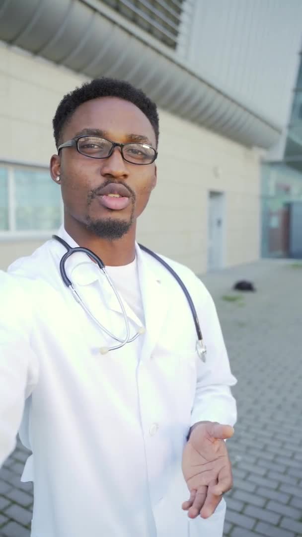 Man Dokter Praat Met Patiënt Mobiele Telefoon Videogesprek Zicht Camera — Stockvideo
