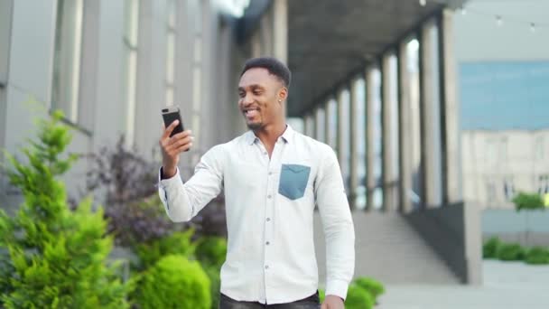 Afroamerikansk Kille Casual Kläder Talar Videosamtal Med Hjälp Smartphone Urban — Stockvideo