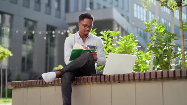 Mladý Africký Americký Student Sedící Městském Parku Lavičce Notebookem Notebookem — Stock video