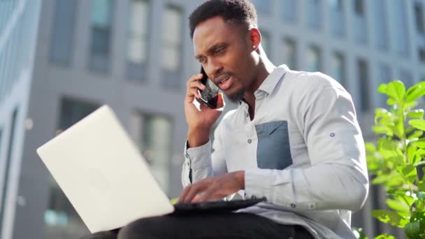 Afroamericano Freelancer Masculino Trabajando Remotamente Corredor Línea Con Bolsas Acciones — Vídeo de stock