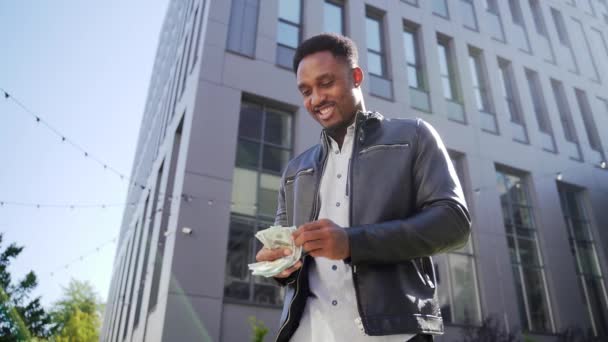 Счастливый Успешный Афроамериканец Считает Волны Бросает Хвастается Выставляет Напоказ Деньги — стоковое видео