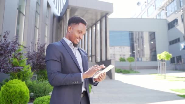 Mladý Africký Americký Podnikatel Formálním Obleku Stojí Pracuje Tabletem Rukou — Stock video