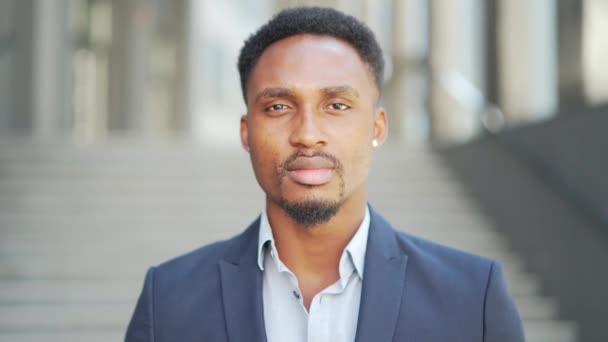 Retrato Jovem Confiante Bem Sucedido Empresário Afro Americano Olhando Para — Vídeo de Stock