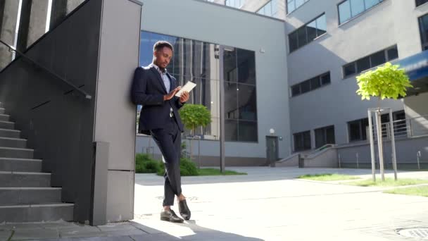 Mladý Africký Americký Podnikatel Formálním Obleku Stojí Pracuje Tabletem Rukou — Stock video