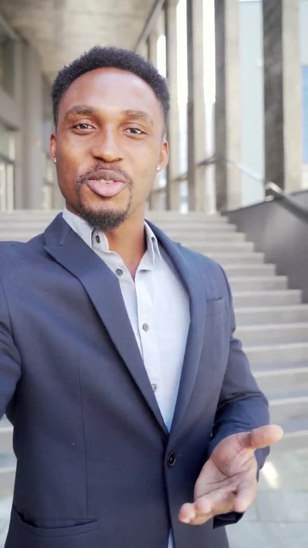 Vue Verticale Smartphone Caméra Homme Affaires Afro Américain Parle Téléphone — Video