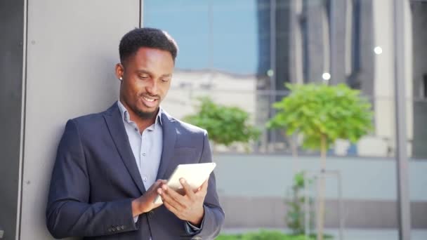 Jonge Afro Amerikaanse Zakenman Formeel Zakenpak Staat Met Tablet Hand — Stockvideo