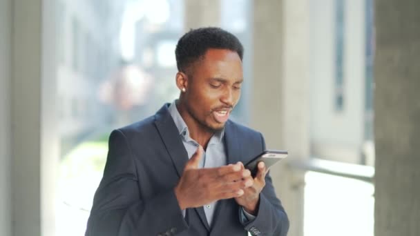 Hombre Negocios Afroamericano Enojado Hablando Por Teléfono Móvil Afuera Hombre — Vídeos de Stock