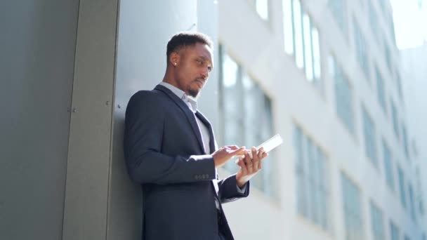 Jonge Afro Amerikaanse Zakenman Formeel Zakenpak Staat Met Tablet Hand — Stockvideo