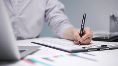 Genç adam ofiste çalışıyor.