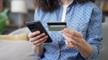 Evde kredi kartıyla çevrimiçi işlem yapmak için kadın ellerini kapalı tut. Müşteriler ödeme yapar, faturaları öder, internete, e-ticarete, e-alışverişe para harcar. Dijital ödeme