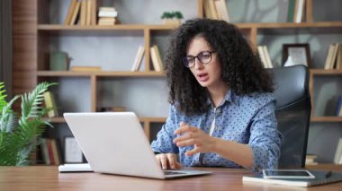 Hayal kırıklığına uğramış genç bir kadın bilgisayarını evde otururken kullanmakta zorlanıyor. Şaşırmış kadın serbest çalışan bilgisayar uygulamasında sorun yaşıyor.