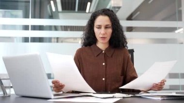 Belgelerle çalışan iş kadını