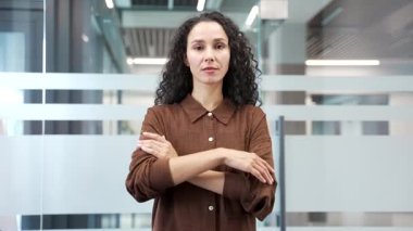 Ofisteki genç iş kadını