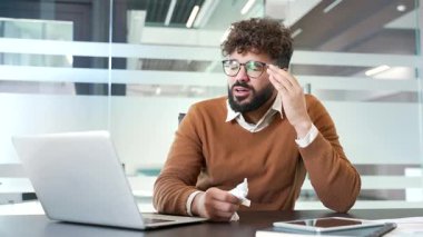Hasta işadamı, iş yerindeki bir masada otururken soğuk algınlığı ve baş ağrısı çekiyor. Sağlıksız ve yorgun erkeklerde virüs ya da grip belirtileri var. Hasta adamın ateşi var ve kötü hissediyor.