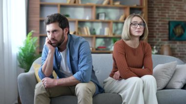 Kavgacı karı koca, birbirlerine kırgınlar, evdeki kanepede yan yana oturuyorlar. Depresyondaki adam ve kadın kızgın. Evli bir çiftin anlaşmazlığı. Sorun, aile ilişkilerinde kriz