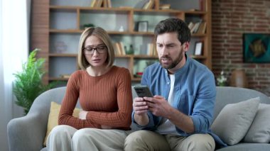 Evde mide ağrısı çeken hasta bir kadın. Koca, karısını destekliyor ve internette tıbbi danışmanlık için bir uygulama, tıbbi danışmanlık ve sanal danışma için teletıp veya yapay zeka terapisi için bir uygulama kullanıyor.