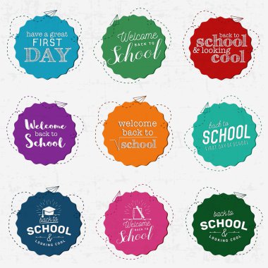 Okula geri ve seyir serin rozetleri ve tasarım öğeleri ile kağıt uçak