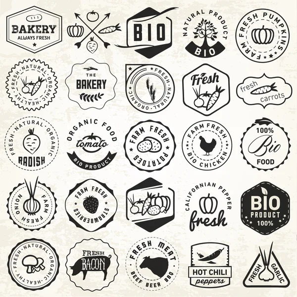 Ensemble d'insignes de légumes biologiques et bio dans un style vintage — Image vectorielle