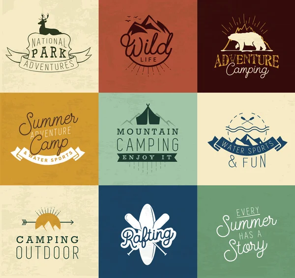 Camping ontwerpelementen, Badges en Labels in Vintage stijl — Stockvector