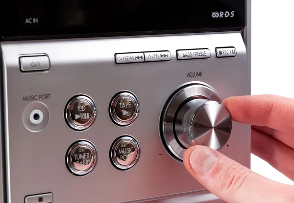 ses düzeyini kontrol düğmesi üzerinde el