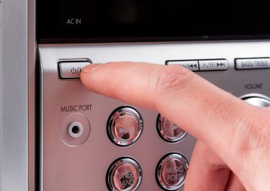 ses düzeyini kontrol düğmesi üzerinde el