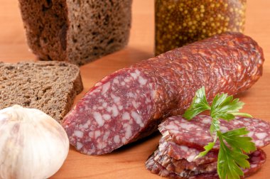 Kahvaltı ahşap bir masa üzerine biberli salam