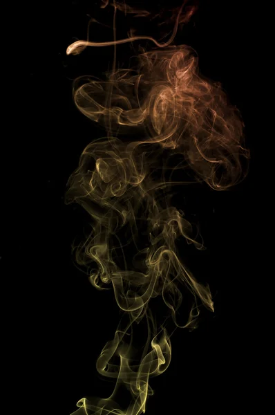 黒い背景にカラフルな煙 — ストック写真