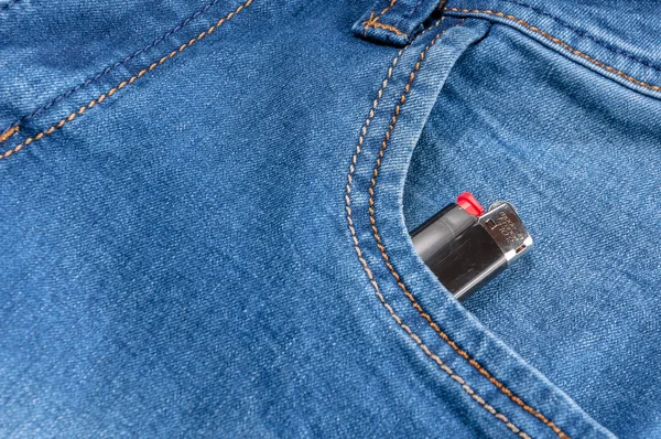 El bolsillo de jeans con encendedor. Fondo de tela — Foto de Stock