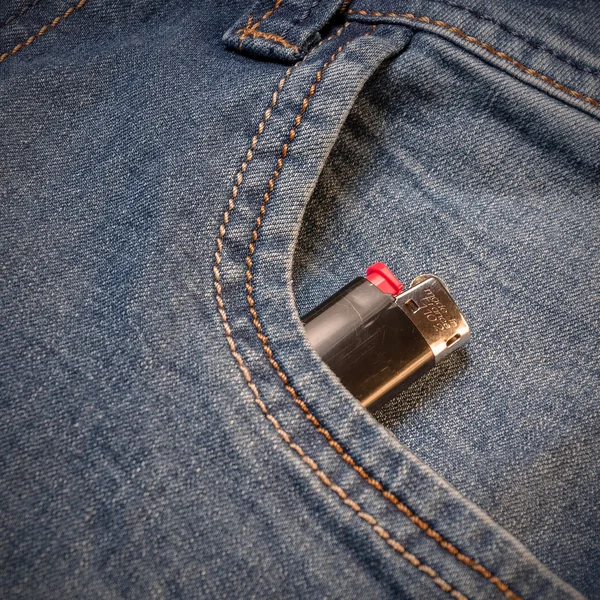 El bolsillo de jeans con encendedor. Fondo de tela — Foto de Stock