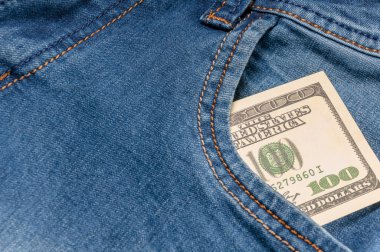 Kot pantolon cebinde Amerikan doları banknotları