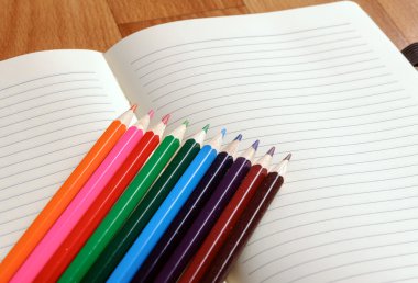 renkli kurşun kalem ile boş bir defter. Eğitim kavramı.