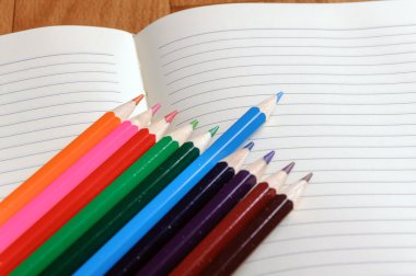 renkli kurşun kalem ile boş bir defter. Eğitim kavramı.