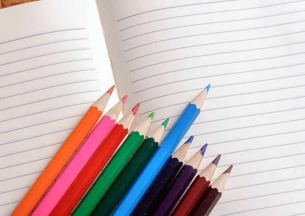 Cuaderno en blanco con lápiz de color. Concepto educativo . — Foto de Stock