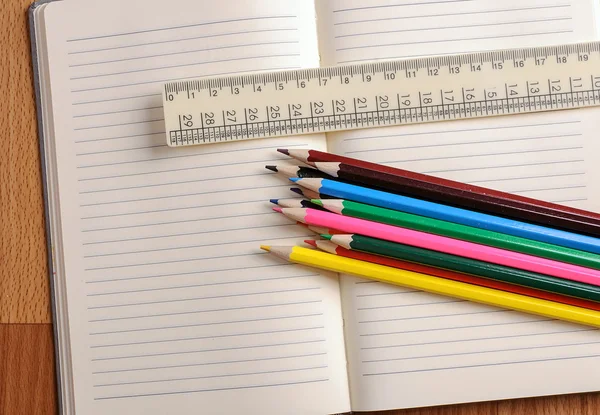 Boya kalemi, bir cetvel ve not defteri portre