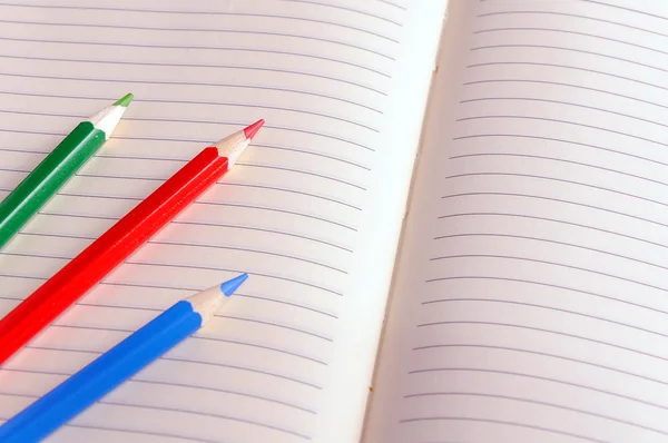 Cuaderno en blanco con lápiz de color. Concepto educativo . — Foto de Stock