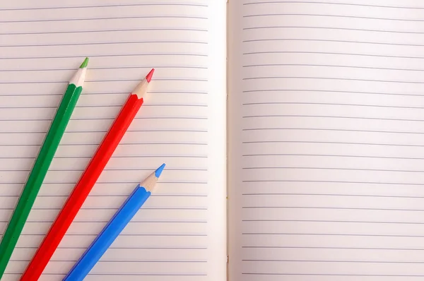 Cuaderno en blanco con lápiz de color. Concepto educativo . — Foto de Stock