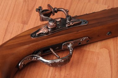 Ahşap arka plan üzerinde Vintage tabanca