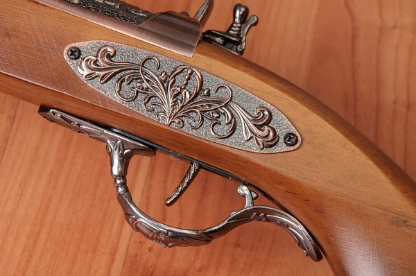 Ahşap arka plan üzerinde Vintage tabanca