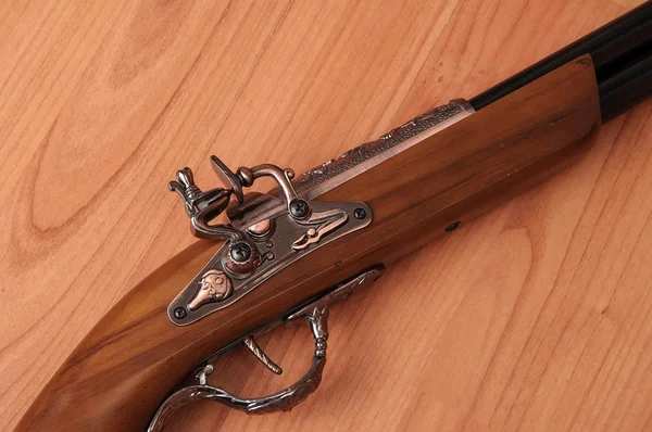 Oldtimer-Pistolen auf Holzgrund — Stockfoto