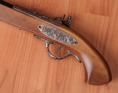 Ahşap arka plan üzerinde Vintage tabanca