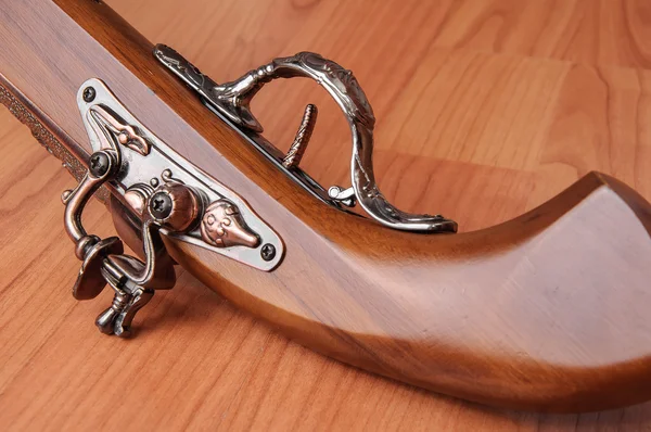 Ahşap arka plan üzerinde Vintage tabanca