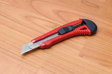 Kesme ve plastik kağıt bıçak açacağı ince ağızları