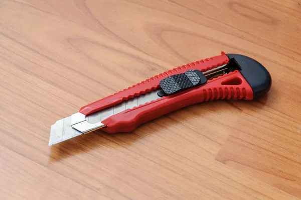 Kesme ve plastik kağıt bıçak açacağı ince ağızları