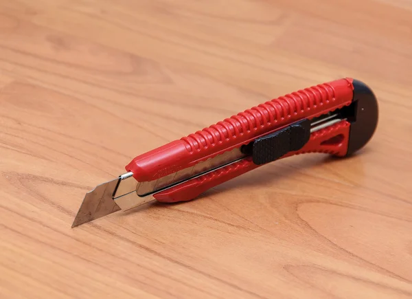 Kesme ve plastik kağıt bıçak açacağı ince ağızları