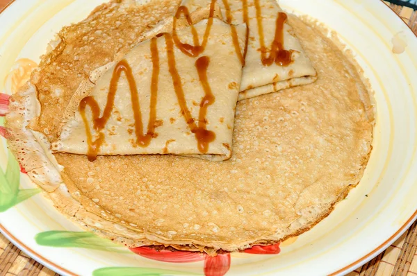 Tunn Ryska pannkakor på plattan. Maslenitsa kommer — Stockfoto