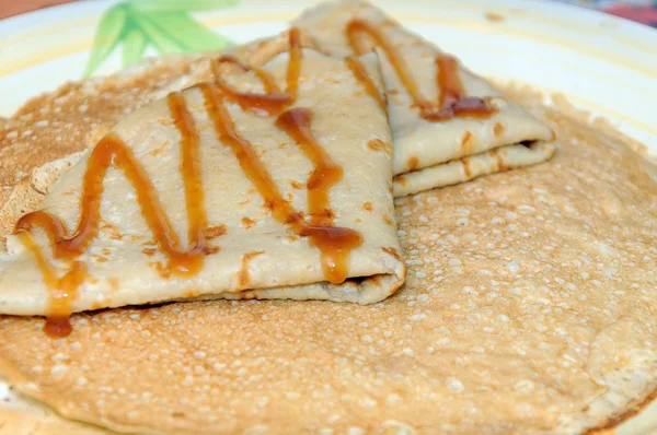 Panqueques rusos finos en el plato. Viene Maslenitsa. — Foto de Stock